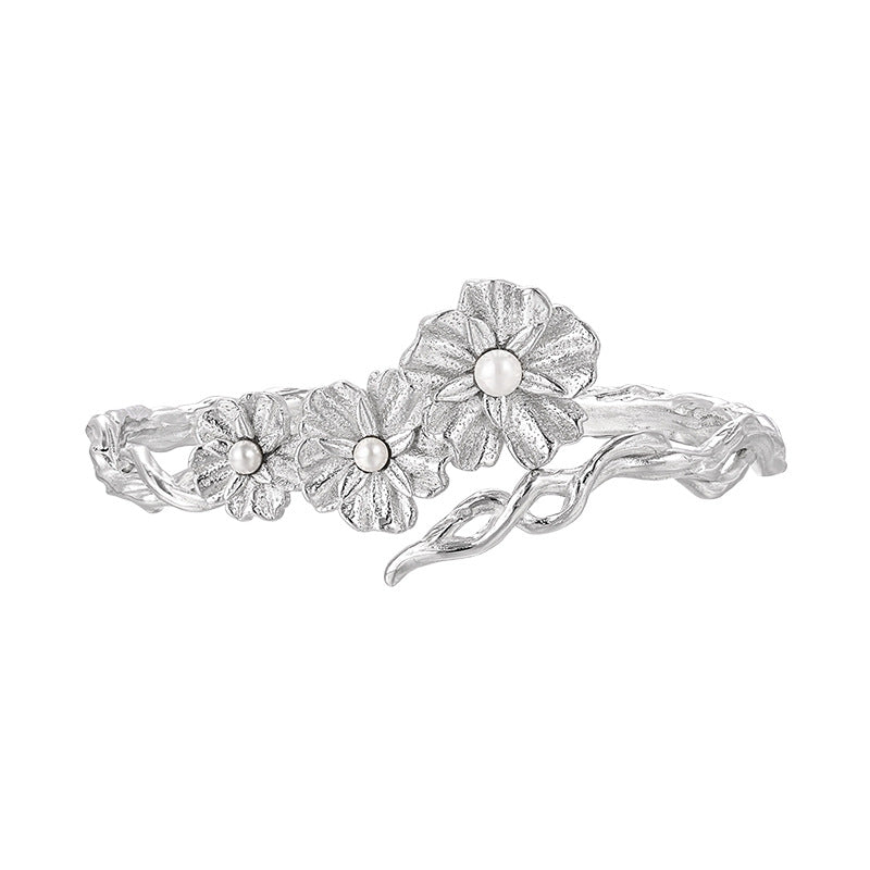 Image of the Floral Shell Pearl Open Bangle in 925 Sterling Silver in a white background top point of view